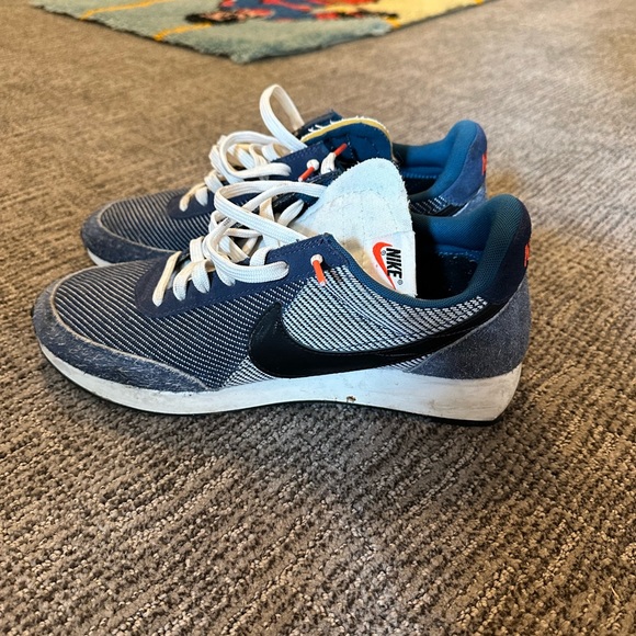 Nike athletic shoes awesome style hard to fine. Size 9 1/2. - Picture 3 of 4